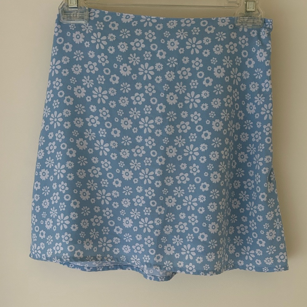 Hollister 70’s Inspired Ultra High-Waisted Mini Skirt 
Size: XS
EUC
